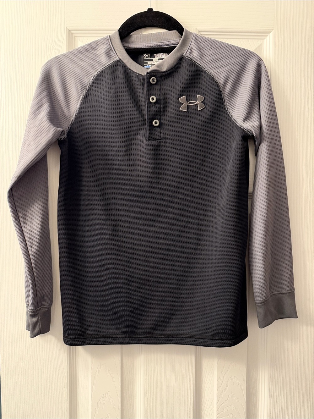 Under Armour Boys Long Sleeve Henley - Dark Gray & Light Gray Size Medium